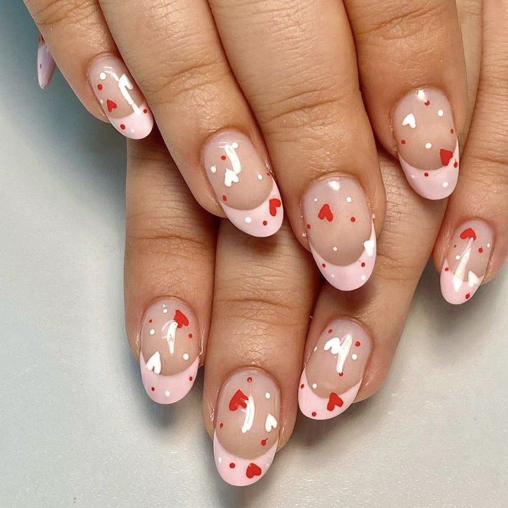 Herz-dekorierte Nagelkunst Karnz