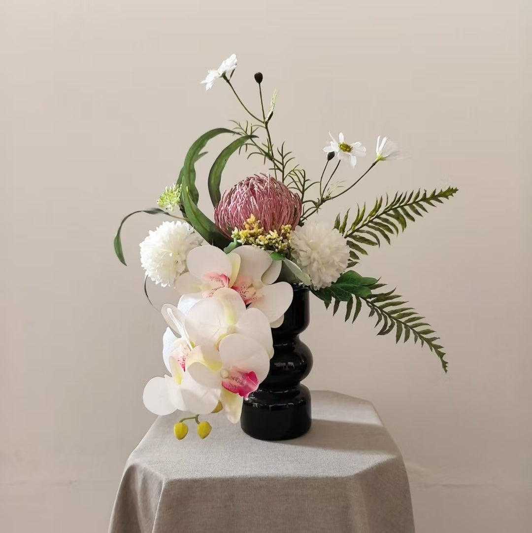 Lebensechte botanische Blumenarrangement