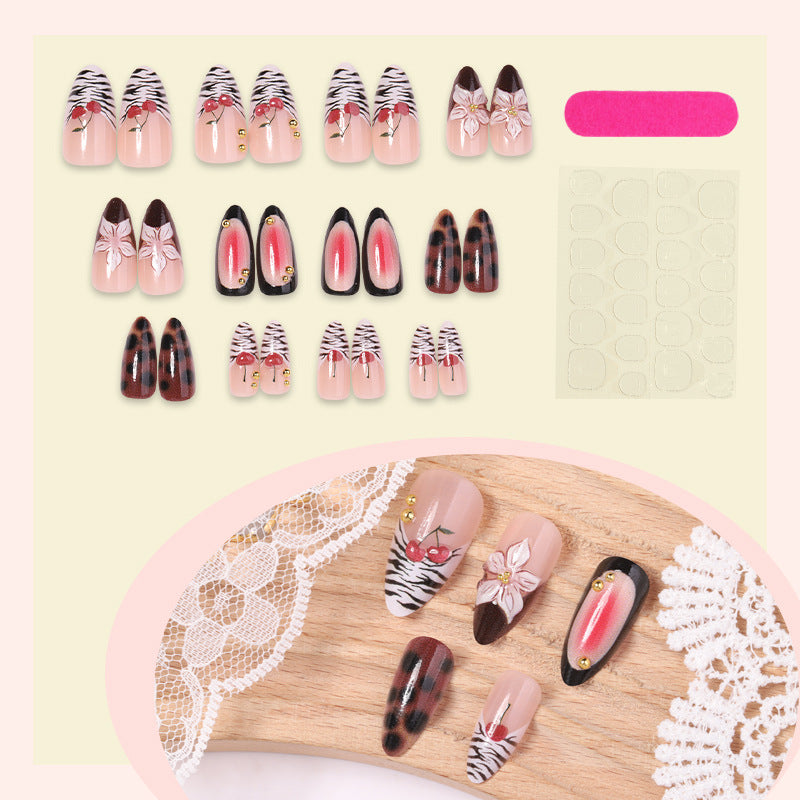 Künstlerisches Press-On Nagelset mit floralen und Musterdesigns Karnz