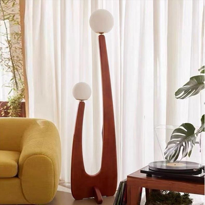 Künstlerische Holzstehlampe