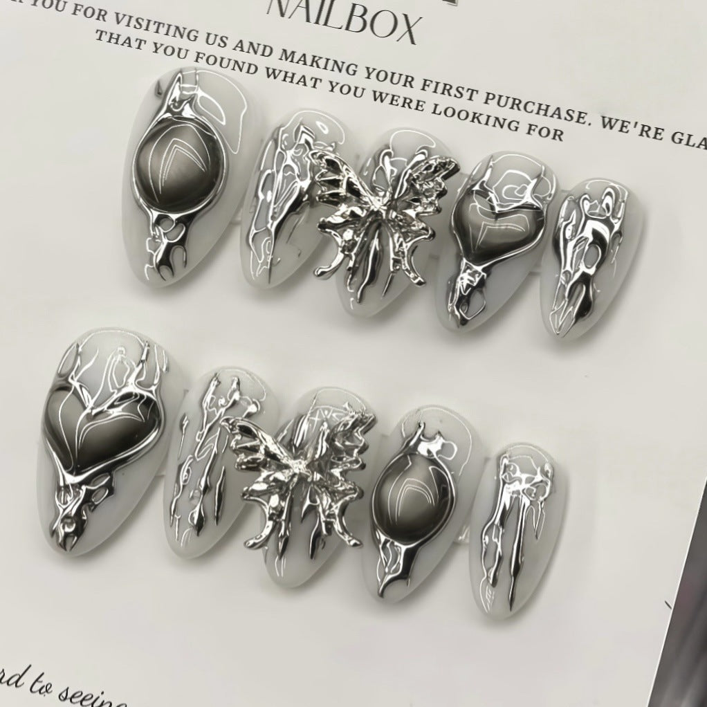 Dekorativer Press-On-Nagelset mit eleganten silbernen Folienakzenten