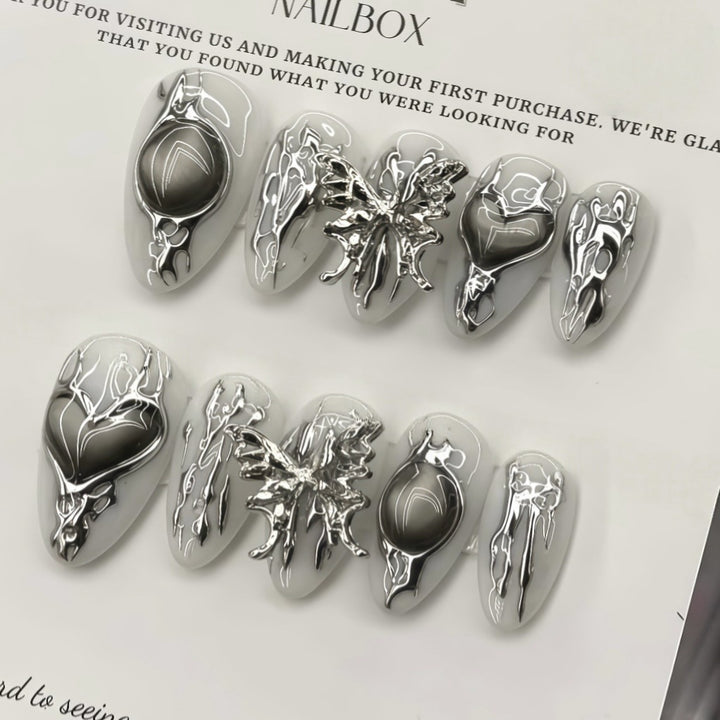 Dekorativer Press-On-Nagelset mit eleganten silbernen Folienakzenten