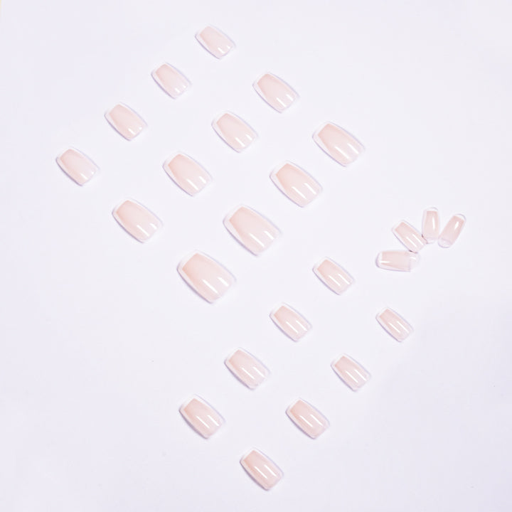 Elegante Nagelverlängerungen mit French-Tip Karnz