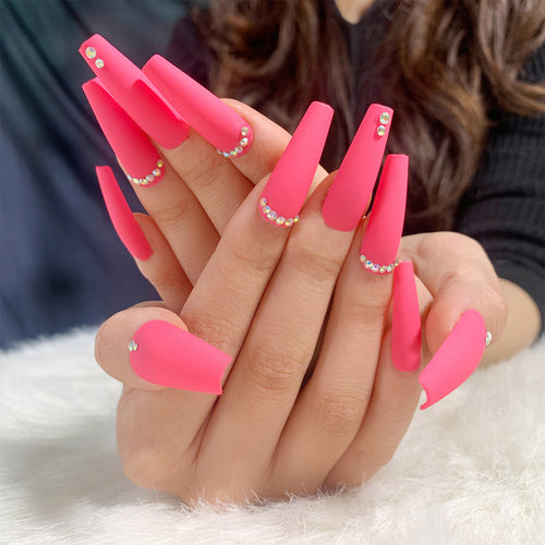 Kunstnagelset mit mattem Finish und funkelnden Strassverzierungen Karnz