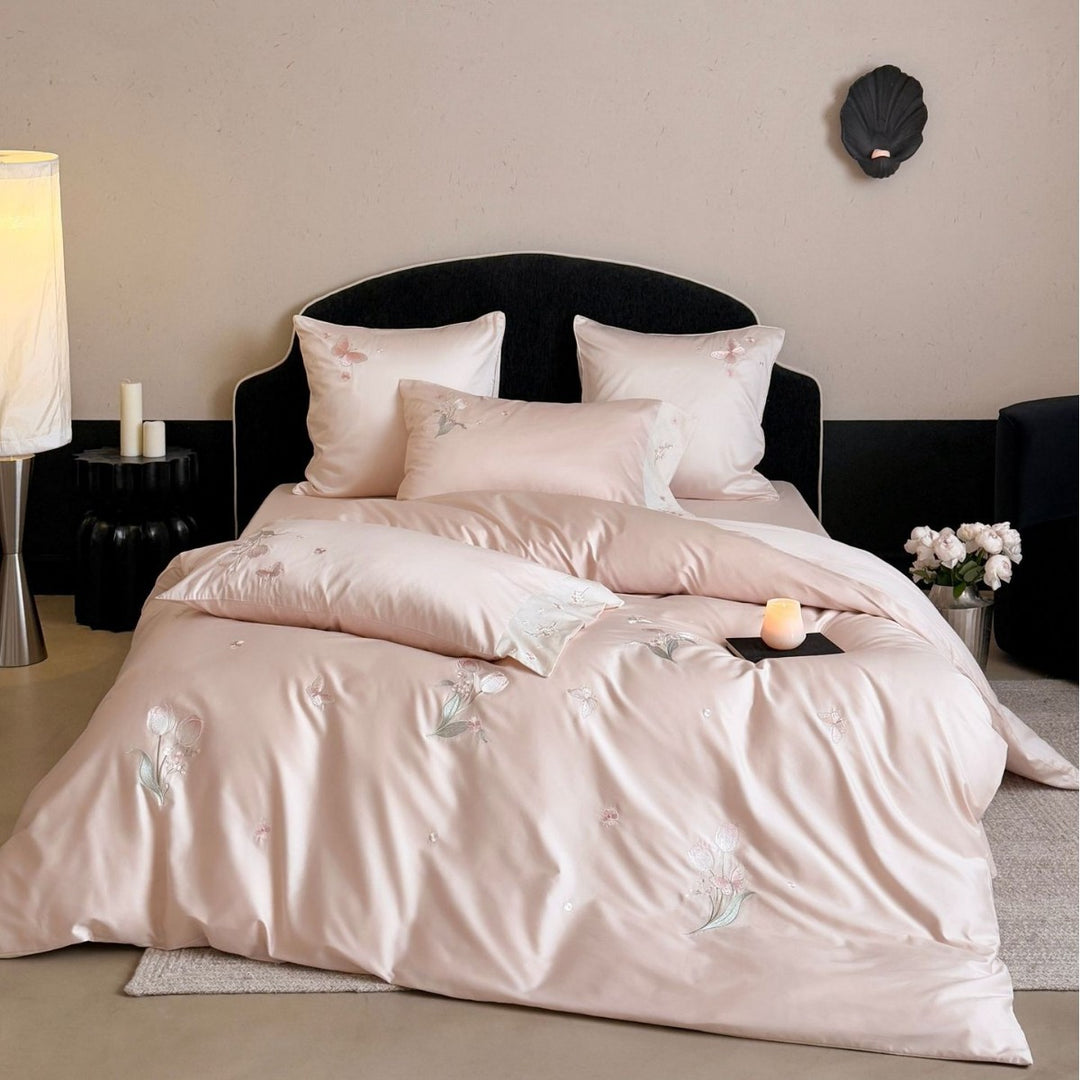 Luxuriöses Satin-Bettwäsche-Set mit feiner Blumenstickerei Karnz