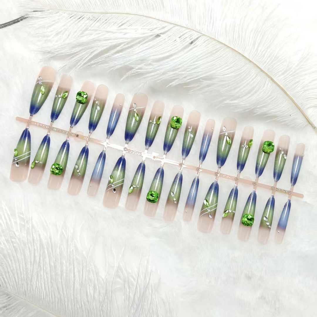 Kunstnägel mit elegantem Farbverlauf und Glitzerakzenten Karnz