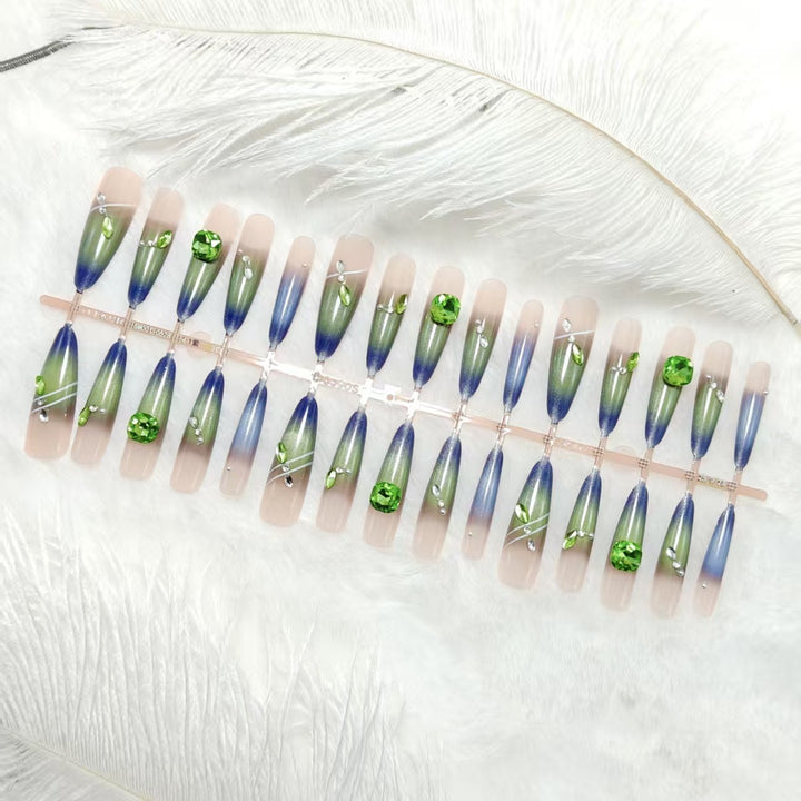 Kunstnägel mit elegantem Farbverlauf und Glitzerakzenten Karnz