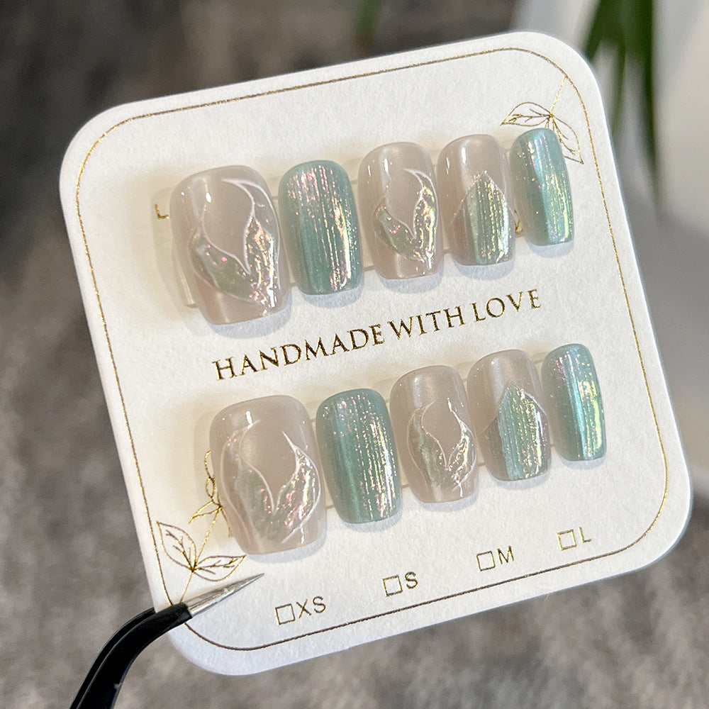 Kunstvolle Nagelspitzen mit floralem Design Karnz