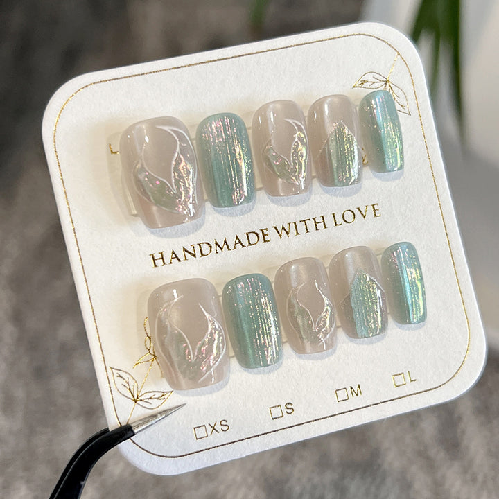 Kunstvolle Nagelspitzen mit floralem Design Karnz