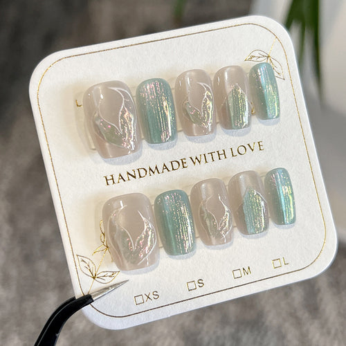 Kunstvolle Nagelspitzen mit floralem Design Karnz