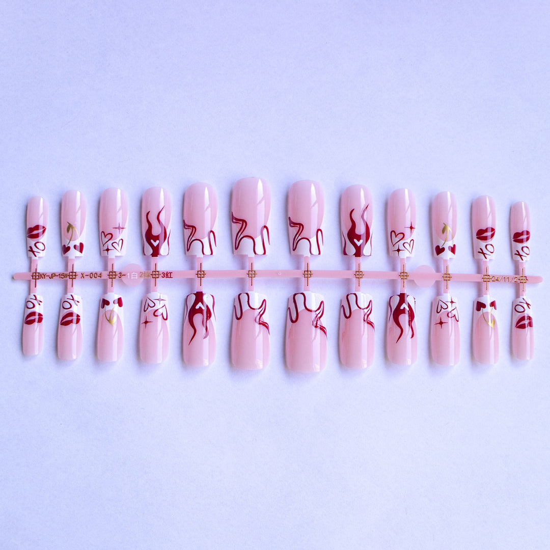 Künstlerisches Nageldesign-Set mit Herz- und Flammendesigns