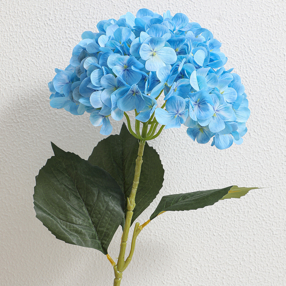 Kunsthortensienzweig mit detaillierten Blüten Karnz