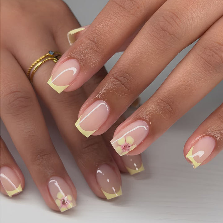 Kunstvolle French-Tip Nägel mit Blumenverzierungen Karnz