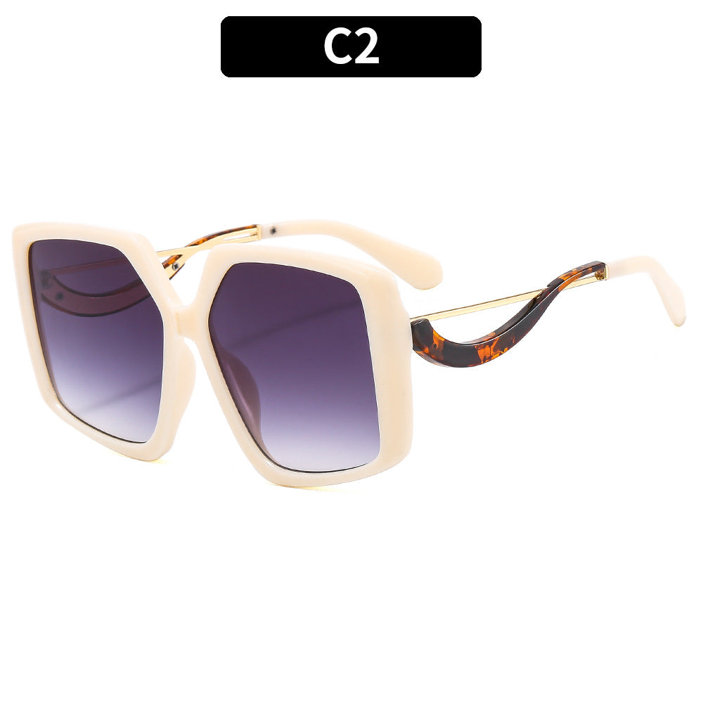 Oversized quadratische Sonnenbrille mit goldenen Akzenten