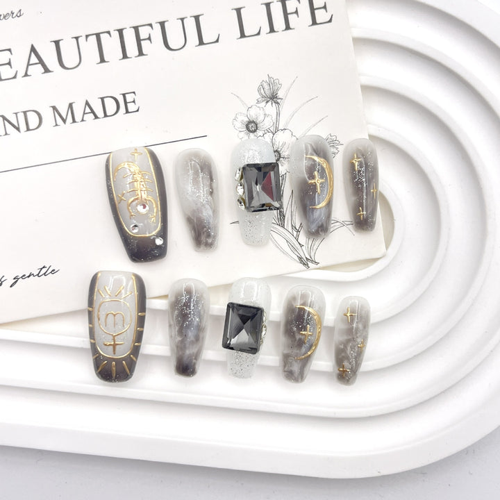 Glamorous Press-On Nail Art Set mit elegantem Design