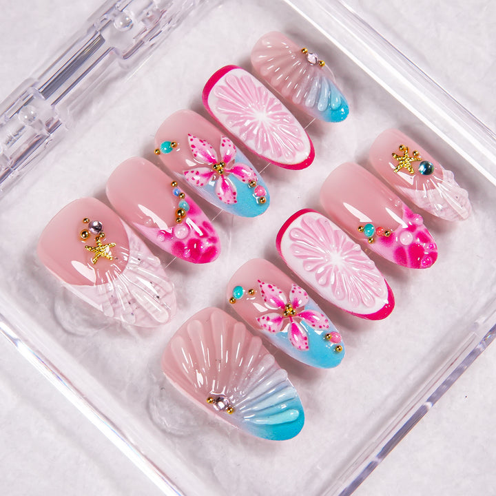 Künstlerisches Press-On Nail Set mit floralen Akzenten