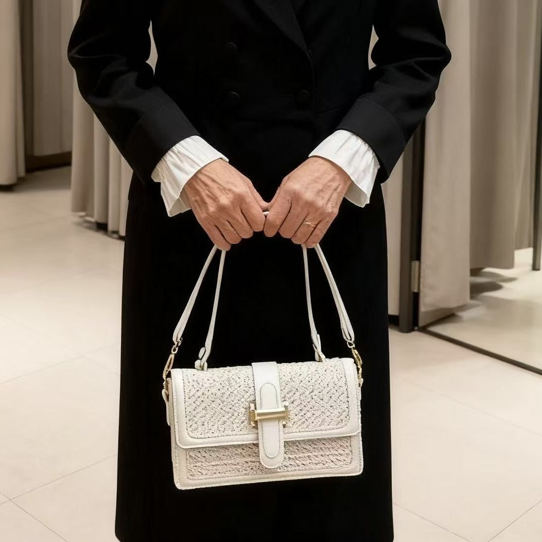 Damen elegante Umhängetasche mit strukturiertem Gewebe und goldfarbenen Akzenten Karnz