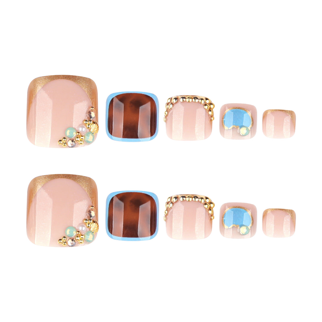 Kunstvolle Fußnagelkunst mit elegantem Gold-Design Karnz