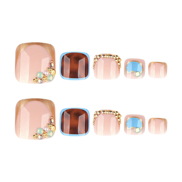 Kunstvolle Fußnagelkunst mit elegantem Gold-Design Karnz