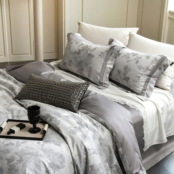Baumwollsatin-Duvetbezug-Set mit zartem Aquarell‑Blumenprint, Paspelrand und passenden Kissenbezügen
