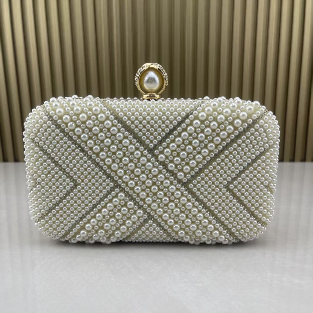 Perlenverzierte Abend-Clutch