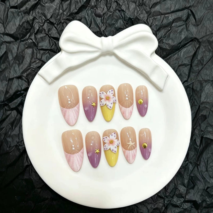Blumenverziertes Press-On Nagelkunst-Set