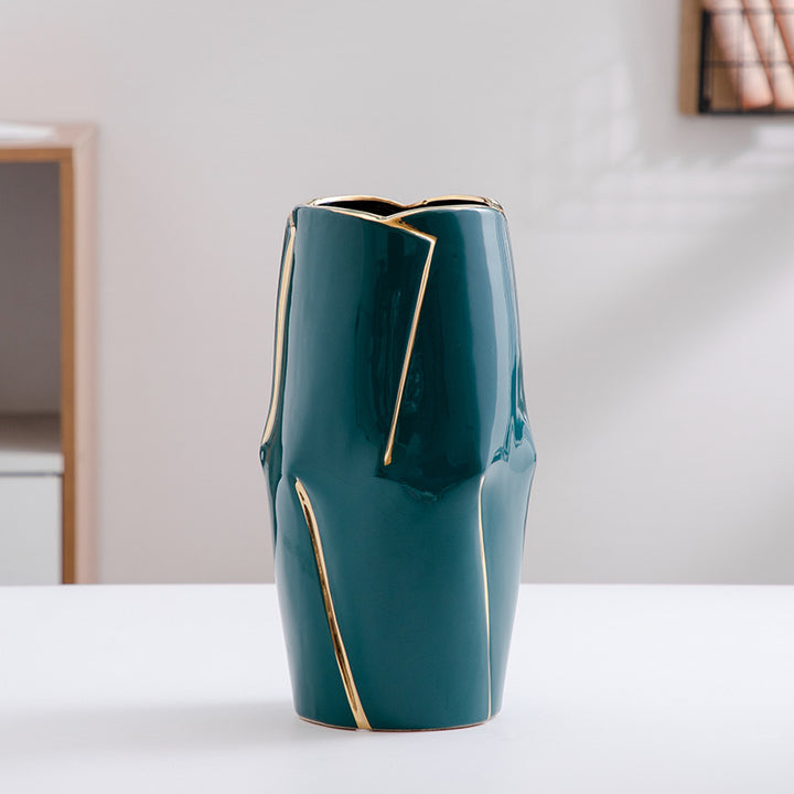 Dekorative Keramikvase mit goldener Akzentuierung Karnz