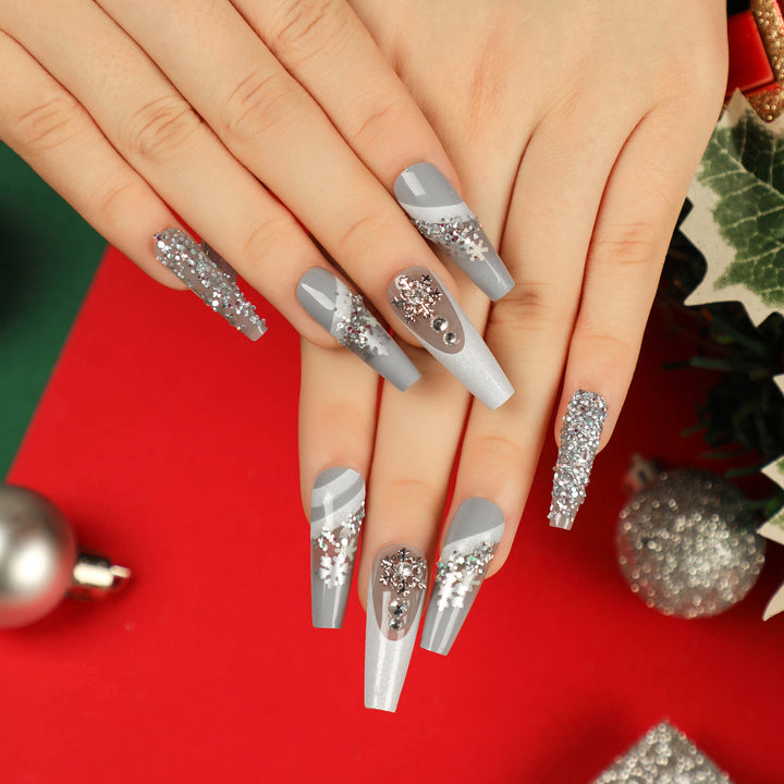 Elegante Kunstnägel mit Glitzer- und Schnee-Design Karnz