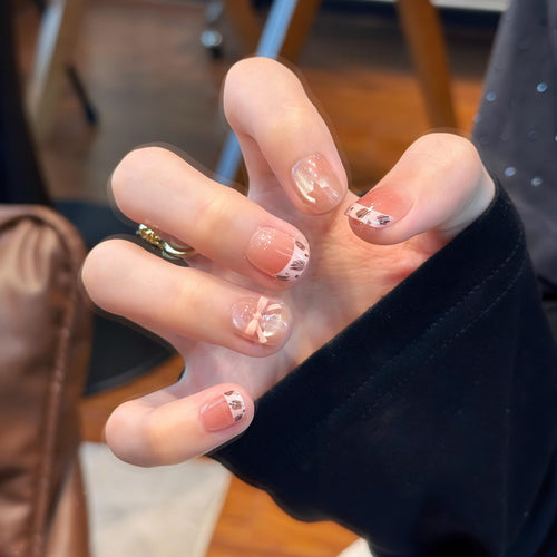 Kunstnagelset mit Dekorativem Design Karnz