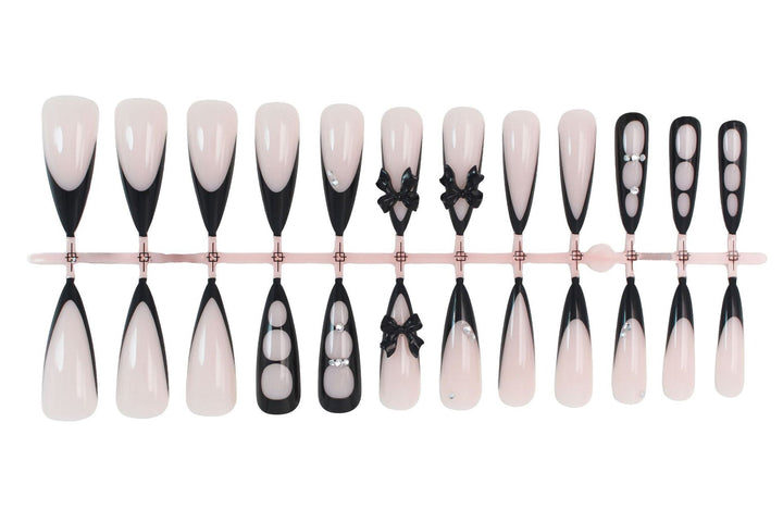 Kunstnagelset mit schimmernden Akzenten und eleganten Schleifen Karnz