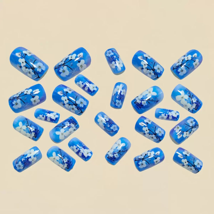 Kunstnagelset mit floralen Designs und Glitzerakzenten Karnz