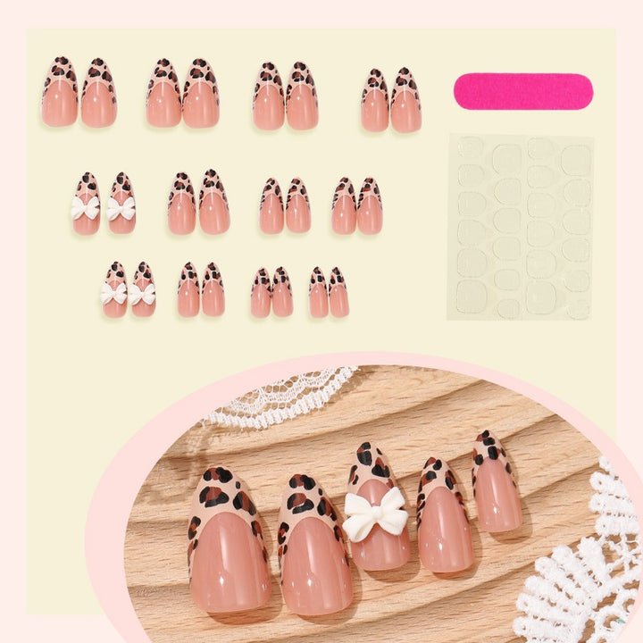 Künstliches Nagelset mit elegantem Leoparden-Design und verspielten Bogenakzenten Karnz