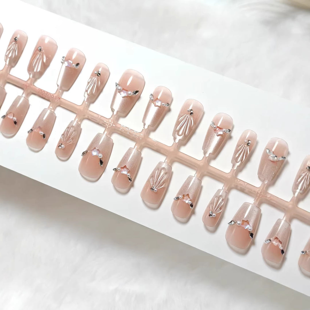 Glamouröse Kunstnägel mit Filigranen 3D-Verzierungen Karnz