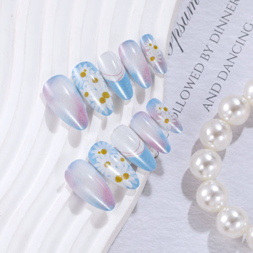 Kunstnägel mit floralen Designs Karnz