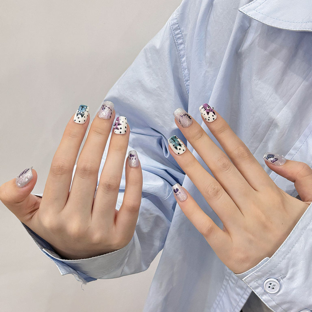 Künstlerisches Press-On-Nagelkunst-Set mit einzigartigen verspielten Designs
