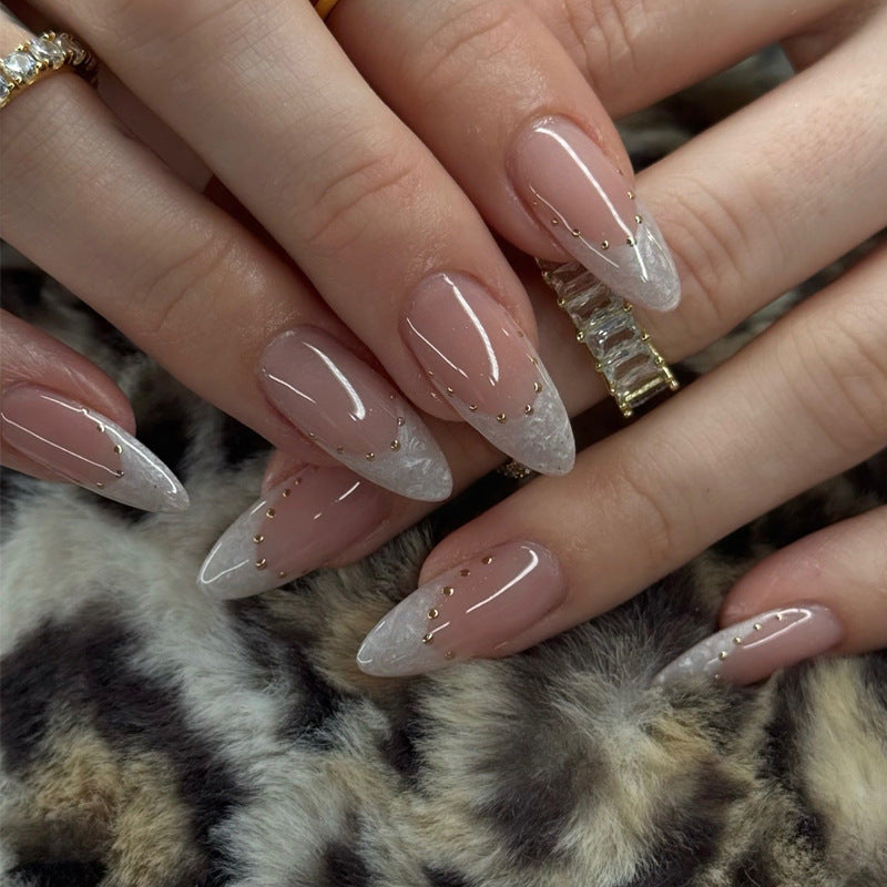 Elegante Stiletto Press-On Nägel mit goldenen Akzenten Karnz