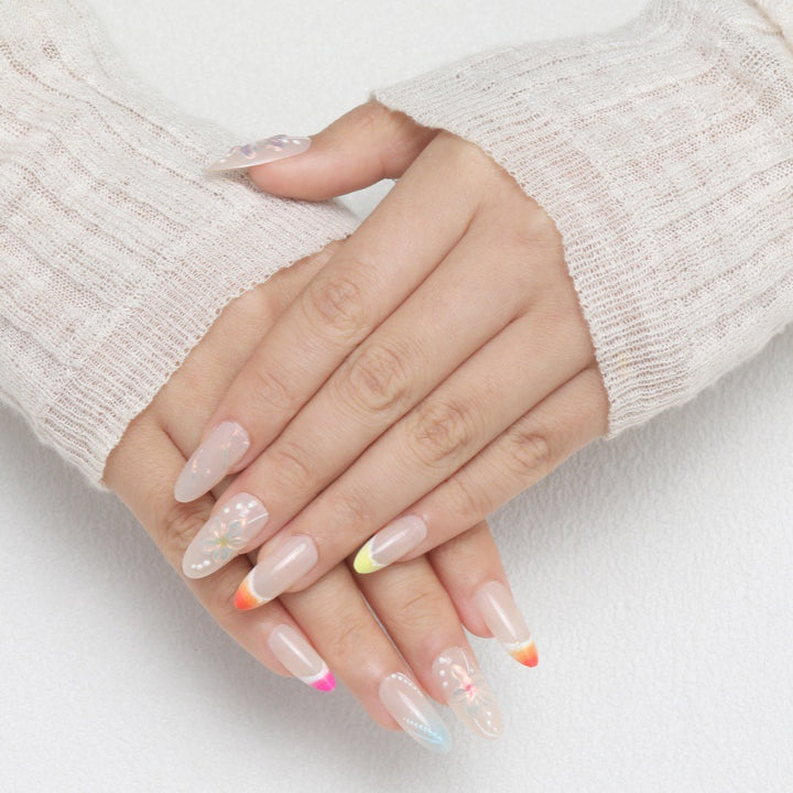 Kunstvolle Nagelset mit floralen Motiven Karnz