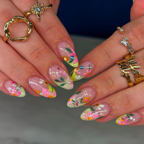 Künstliche Fingernägel mit Blumendesign und Glitzerakzenten Karnz