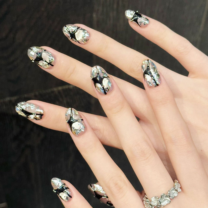 Kunstvoll gestaltetes Press-On Nagelset