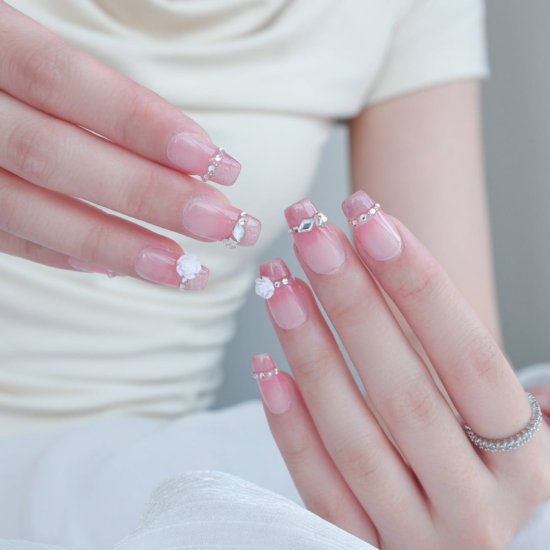 Dekoratives Press-On Nagelkunst-Set mit eleganten floralen Akzenten