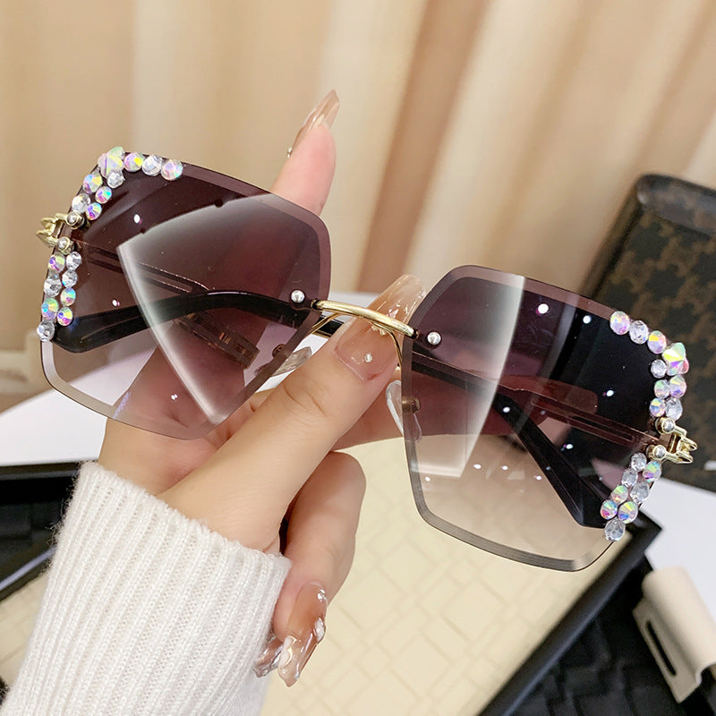 Damen Sonnenbrille mit extravagantem Strassrahmen Karnz
