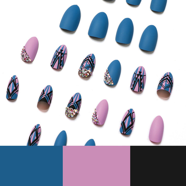 Kunstvolle Stiletto-Nägel mit modernen geometrischen Designs und Strassverzierungen Karnz