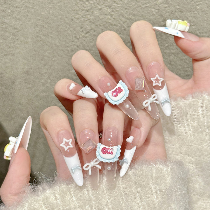 Künstlerisches Press-On Nagelkunstset mit einzigartigen Verzierungen