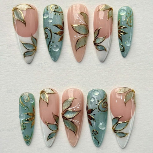 Kunstnagelset mit floralen und glamourösen Akzenten Karnz