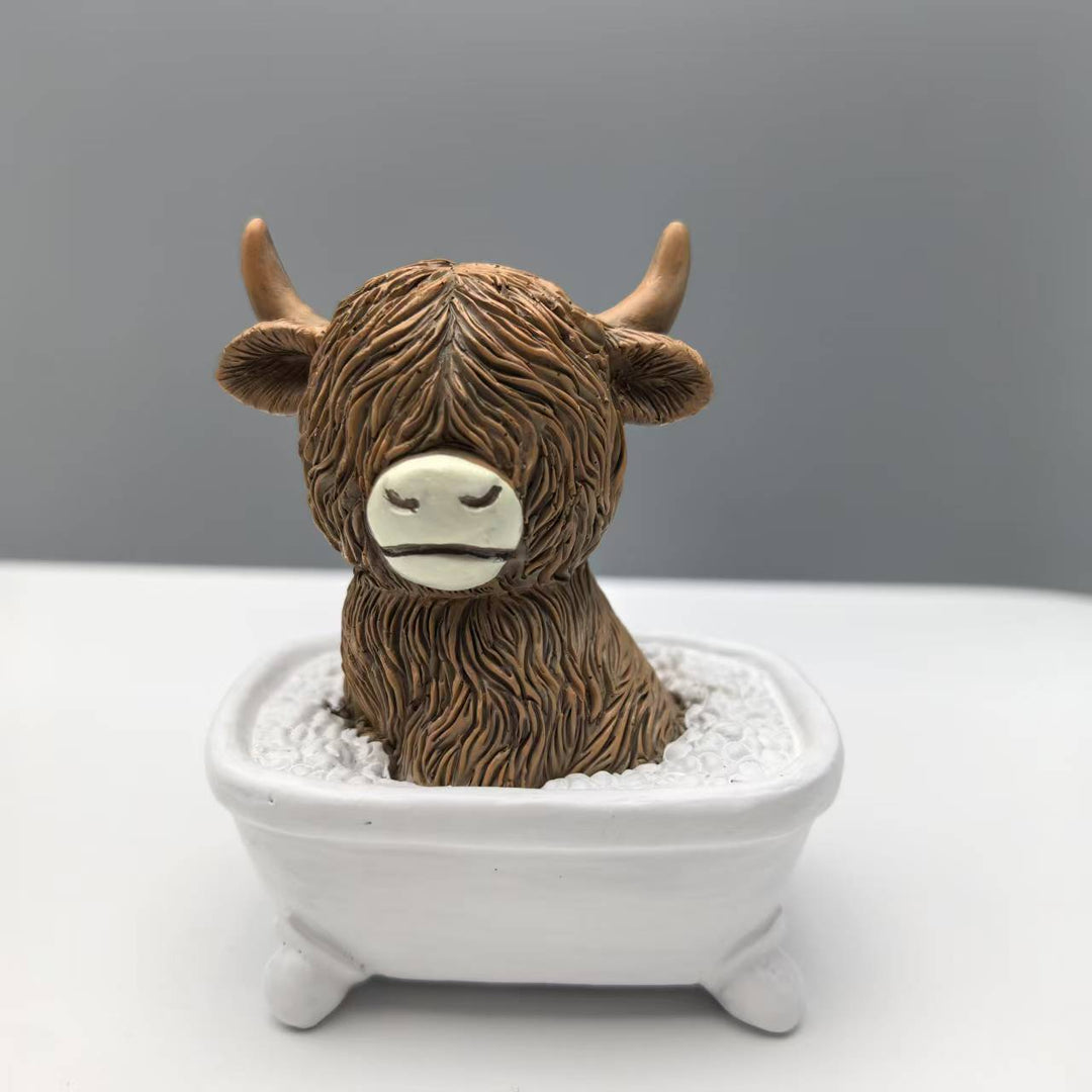 Lustige Dekofigur eines Highlandrinds in Badewanne Karnz