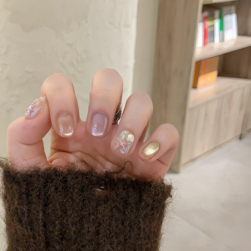 Kunstnagelset mit Schimmernden Akzenten Karnz