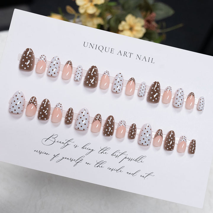 Dekorative Press-On Nagelkunst mit Franse Spitze und Punktdesign