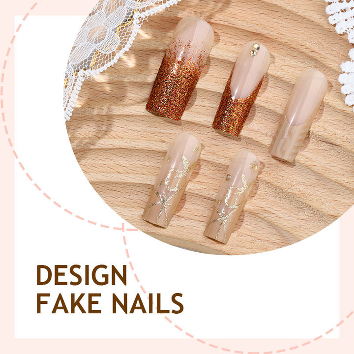 Glamouröses Kunstnagelset mit Glitzer und edlen Verzierungen Karnz
