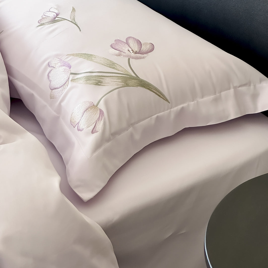 Bettwäsche-Garnitur aus Baumwollsatin mit zart gezeichneter Tulpen-Print und extraweichem Finish