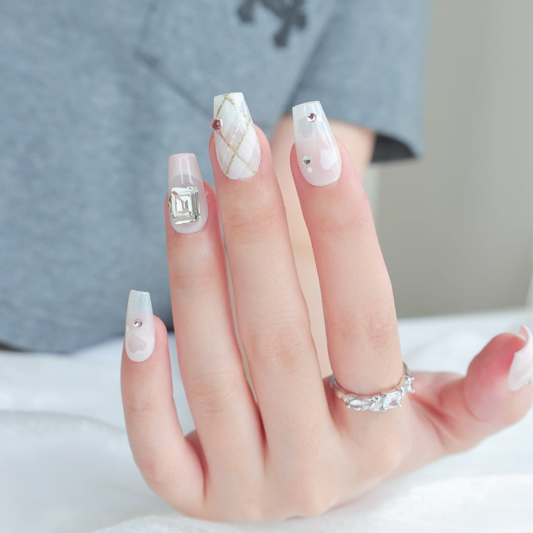 Dekoratives Press-On Nagelkunstset mit Strass- und Herzakzenten